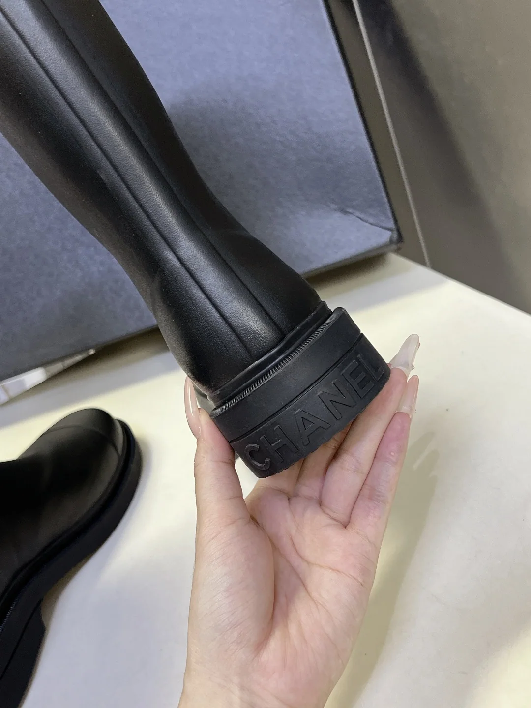 샤넬 더블 C 로고 매트 레인 부츠 상세 이미지 9