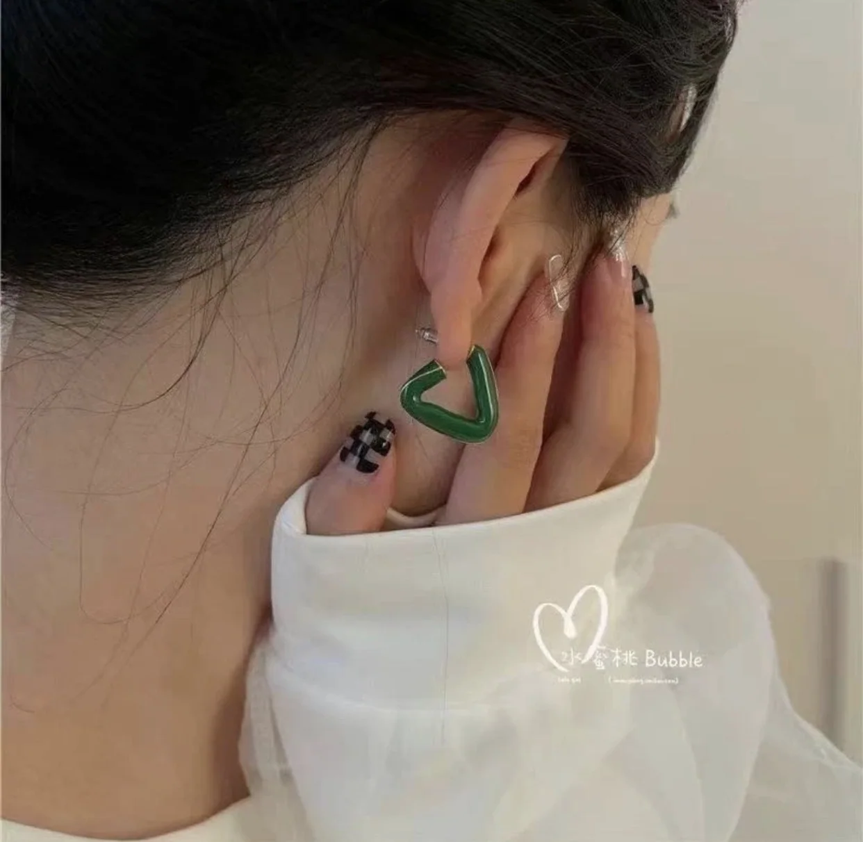 보테가베네타 녹색 에나멜 삼각 귀걸이 상세 이미지 1