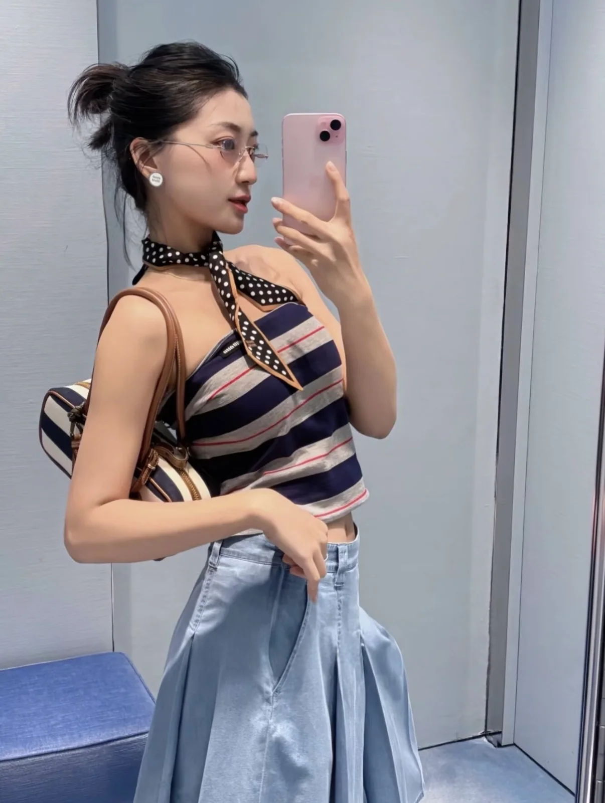 미우미우 컬러 에나멜 메탈 원형 버튼 M자형 스터드 귀걸이 상세 이미지 3