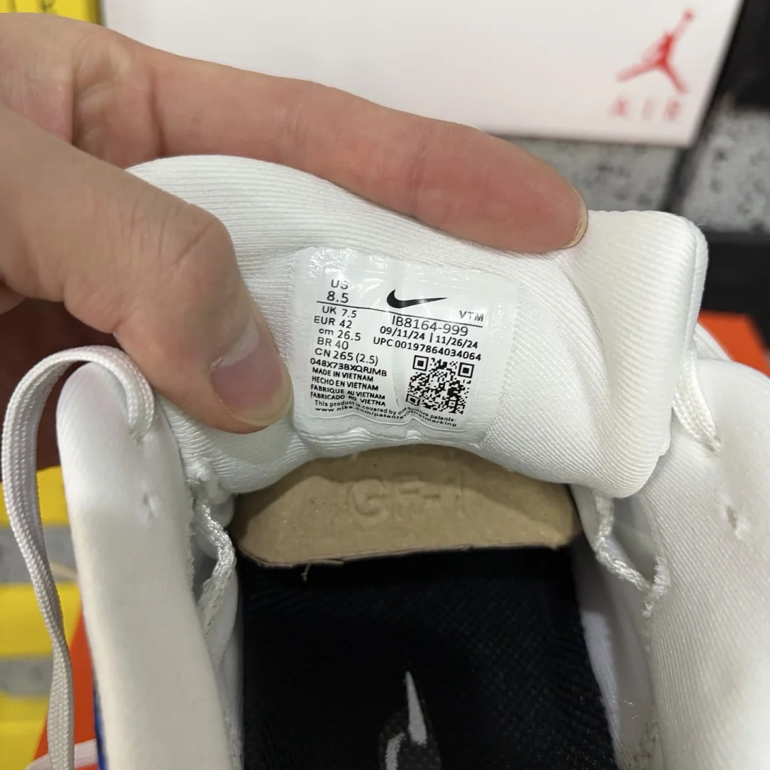 나이키 [GT] 보메로 18 SE IB8164-999 201792 Nike Vomero 18 SE Light Trails 상세 이미지 2