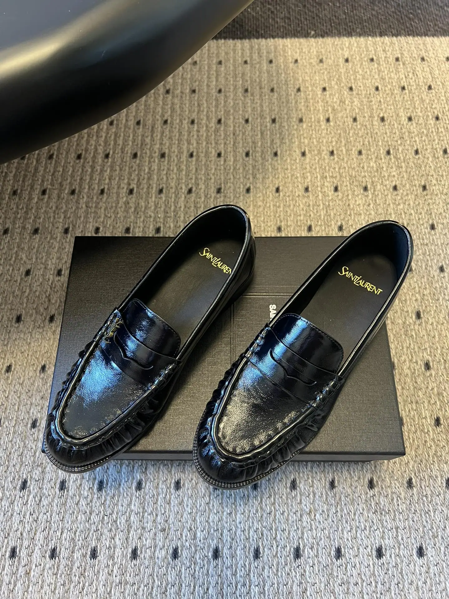 생로랑 YSL 메탈 로고 주름 로퍼 9378 상세 이미지 2