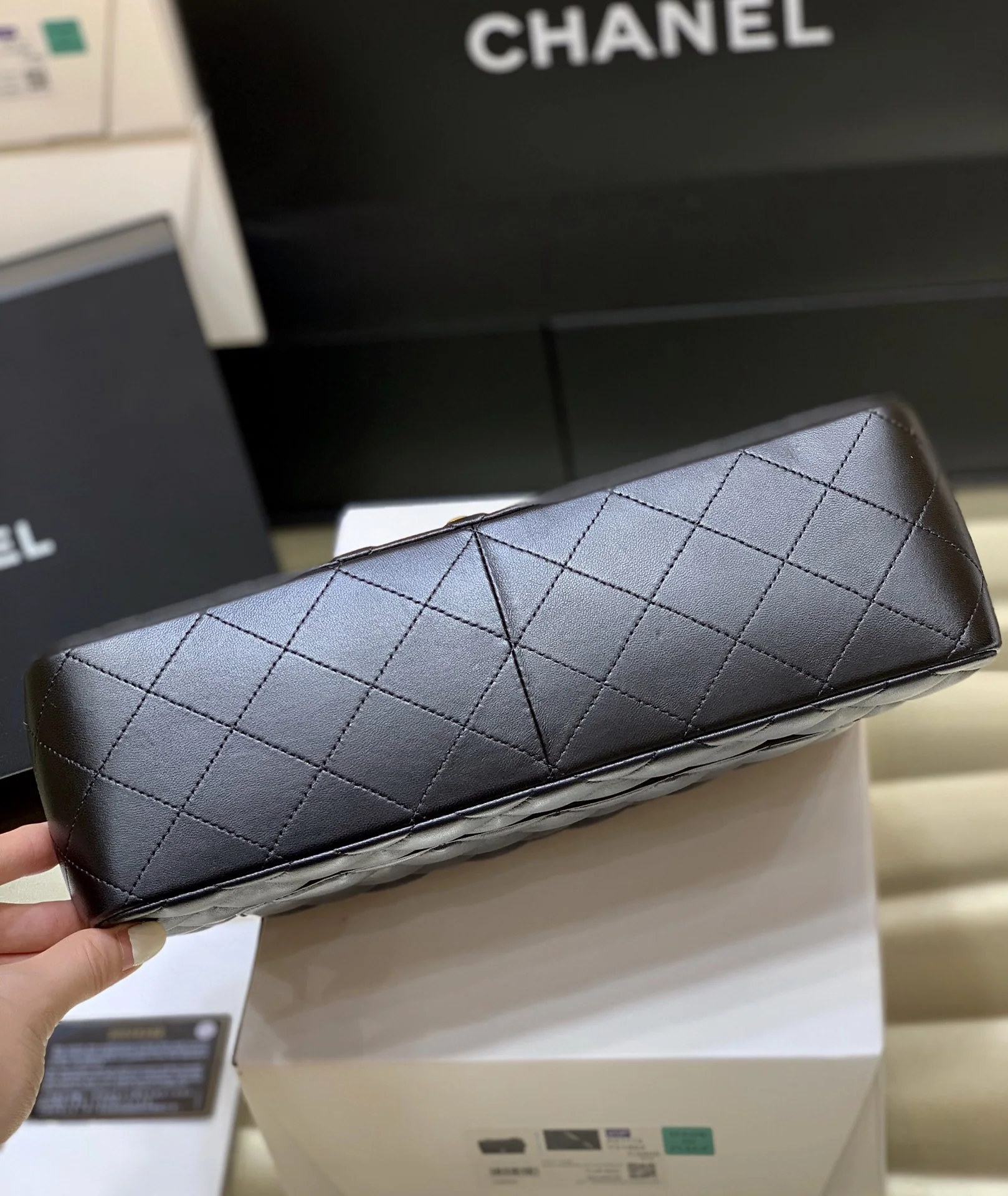 샤넬 점보 클래식 플랩 가방 A58600 상세 이미지 5