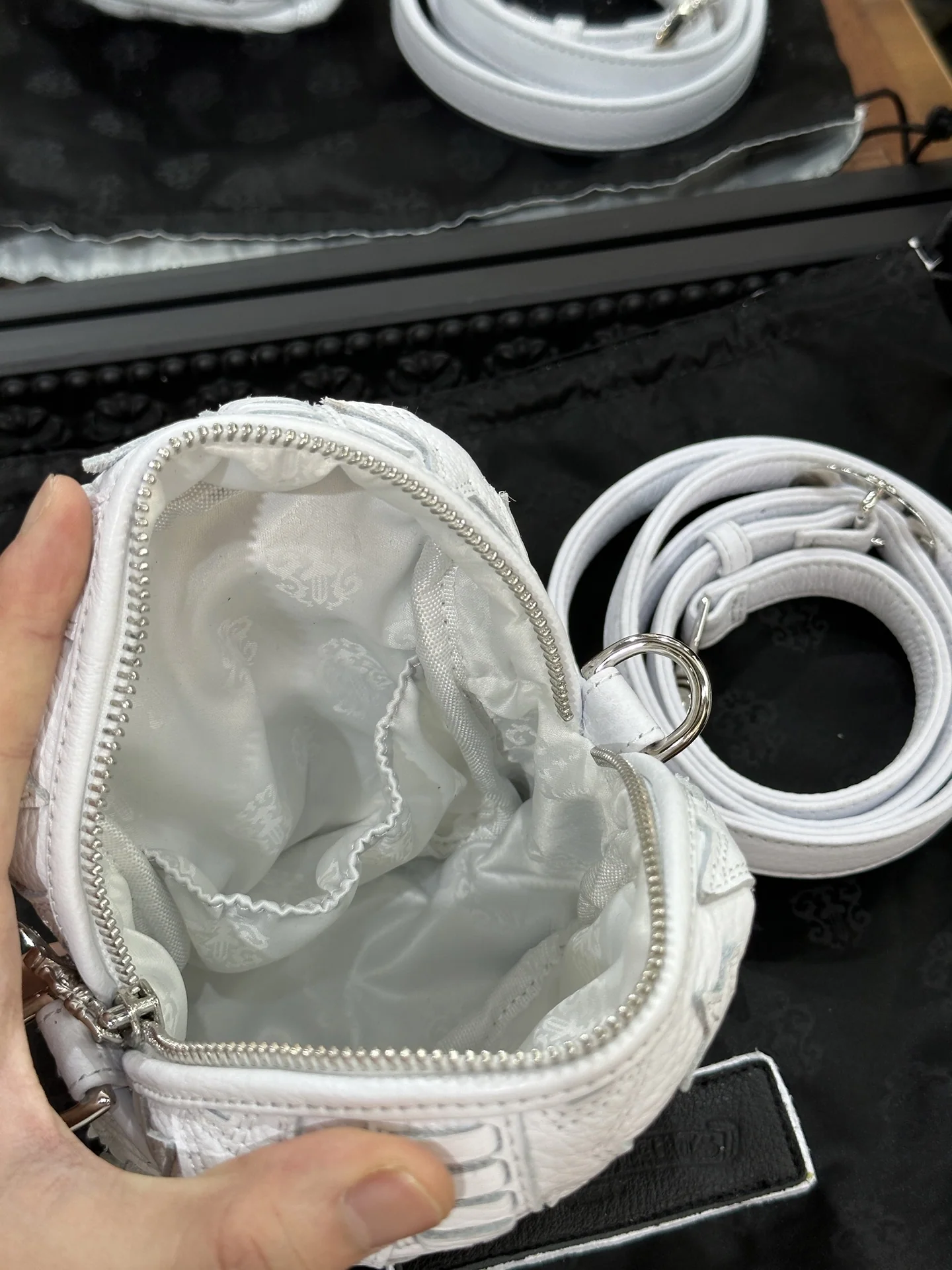 크롬하츠 스타 스터드 가죽 카메라 가방 상세 이미지 6