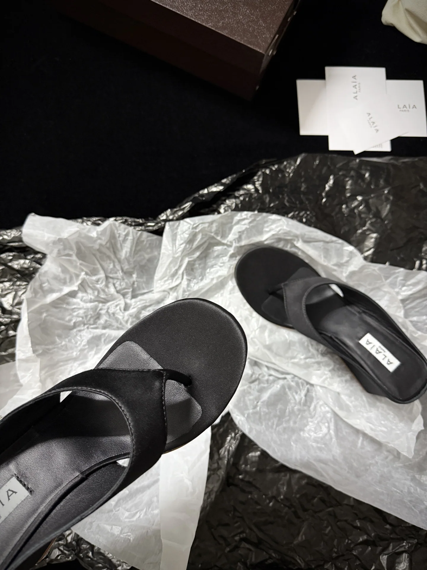 알라이아 비대칭 힐 실크 뮬 상세 이미지 6