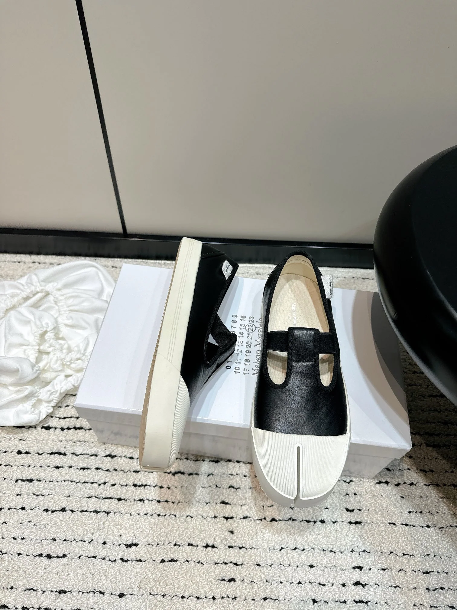 마르지엘라 갈라진 앞코 스트랩 가죽 스니커즈 9086 상세 이미지 3
