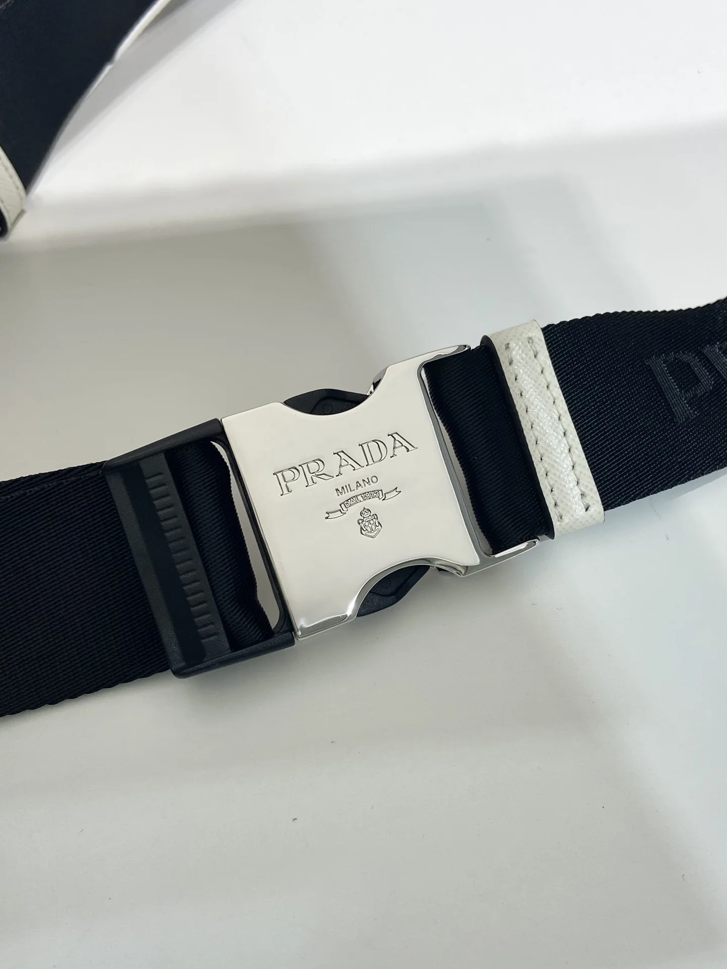 프라다 크로스그레인 가죽 웨이스트 백 2VH156 상세 이미지 9