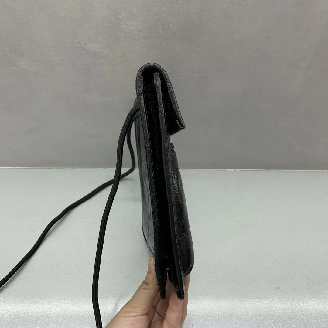 발렌시아가 주름 가죽 핸드폰 가방 상세 이미지 3