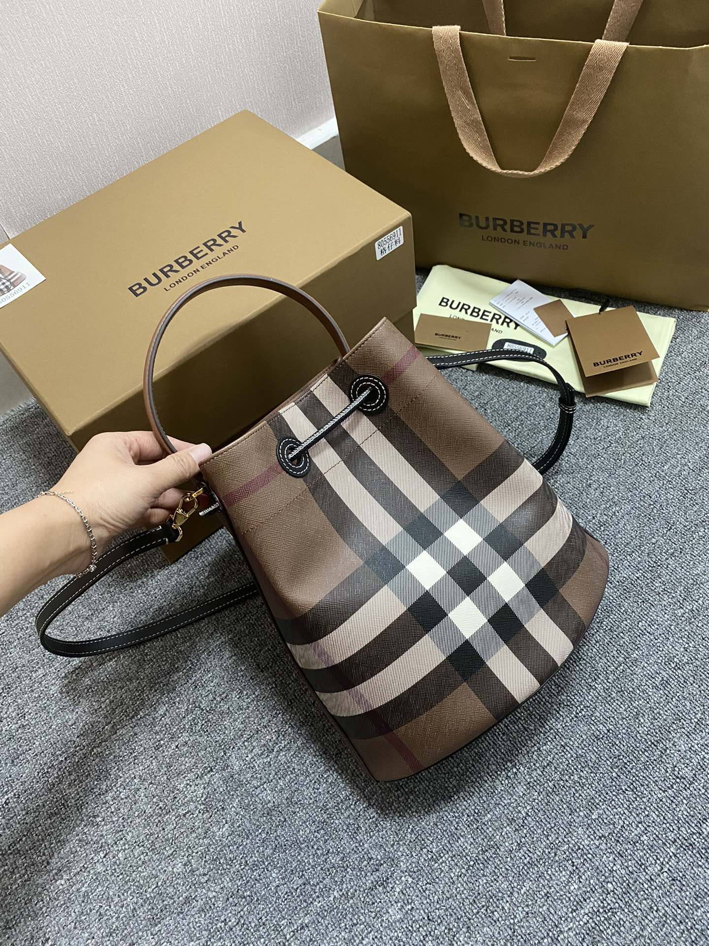 버버리 버치우드 브라운 버킷백 상세 이미지 4