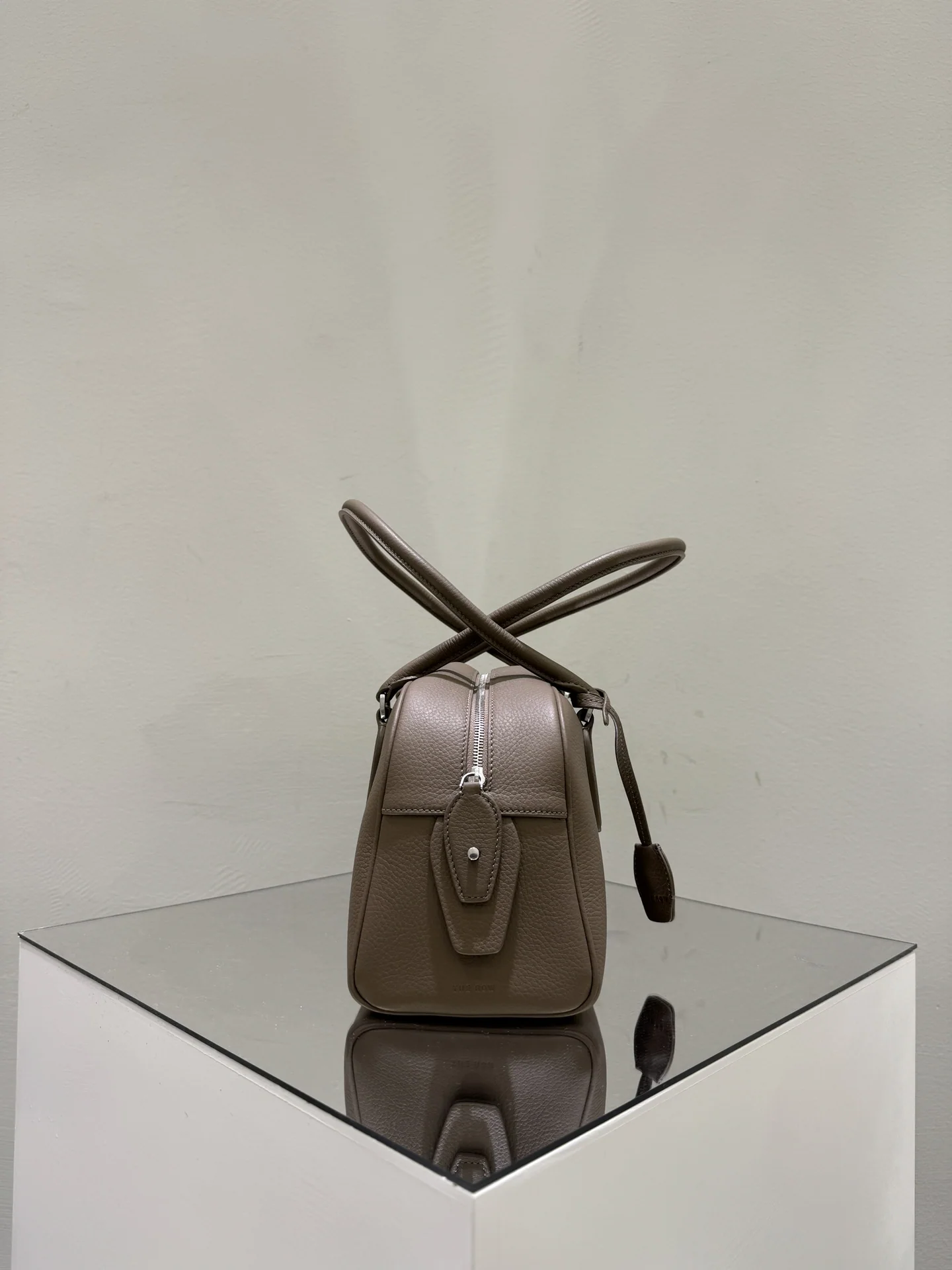 더로우 크레인 가죽 롱 핸들 가방 상세 이미지 3