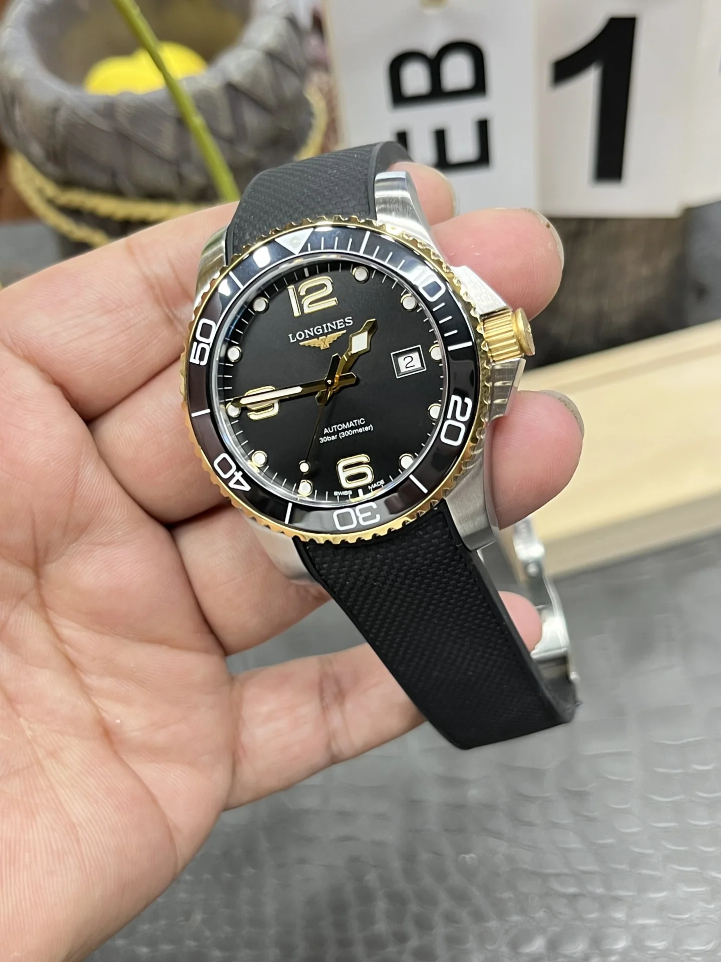 론진 콘퀘스트 투톤 블랙 러버 자동 시계 상세 이미지 5