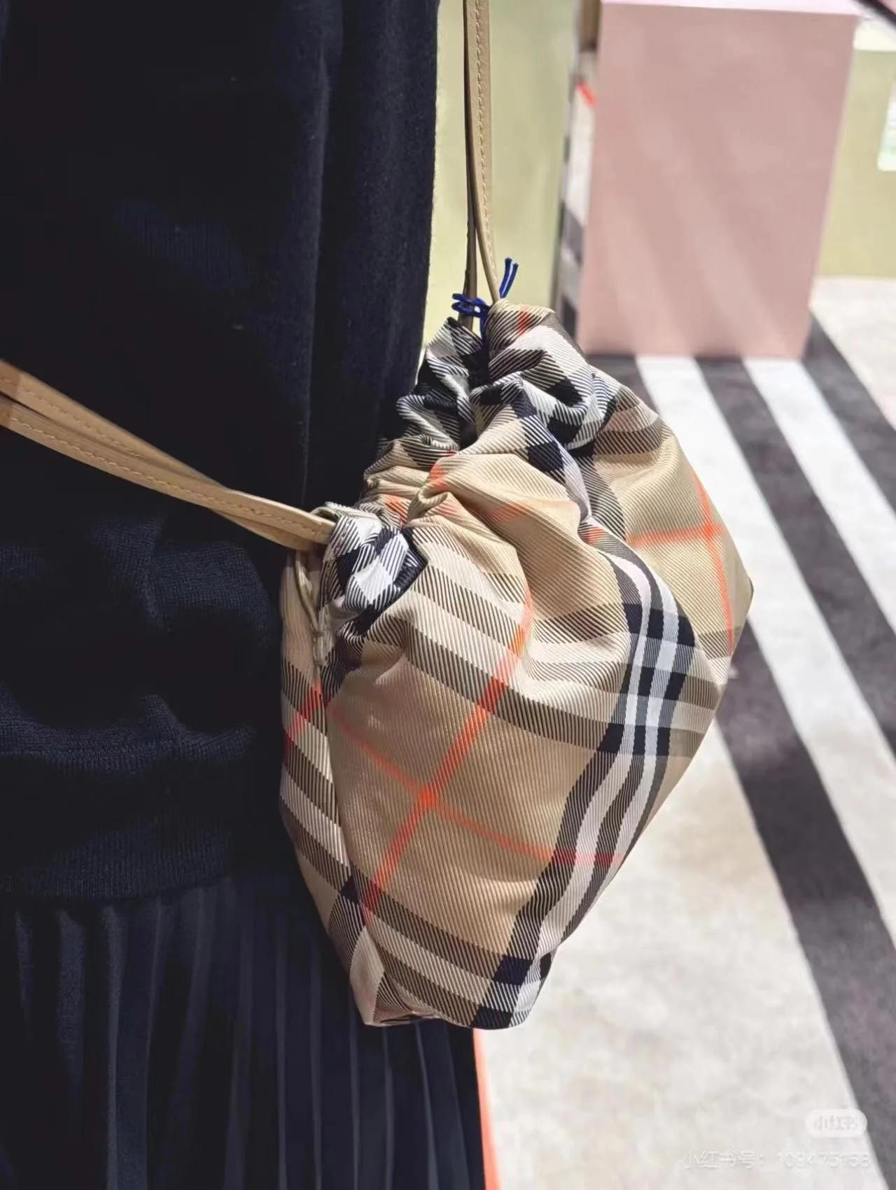 버버리 조임식 행운 주머니 가방 상세 이미지 7