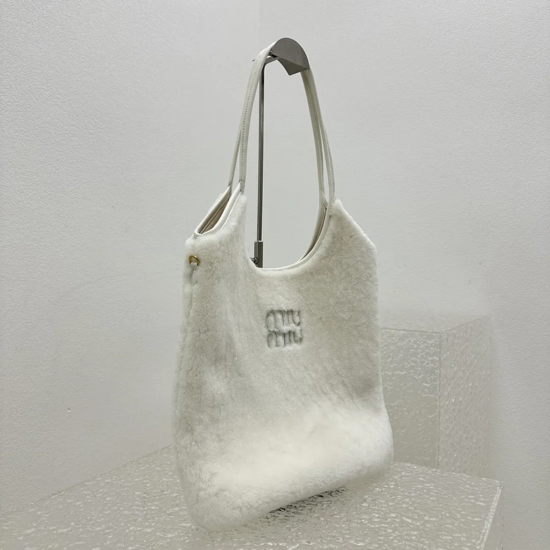 미우미우 화이트 토트 숄더백 상세 이미지 3