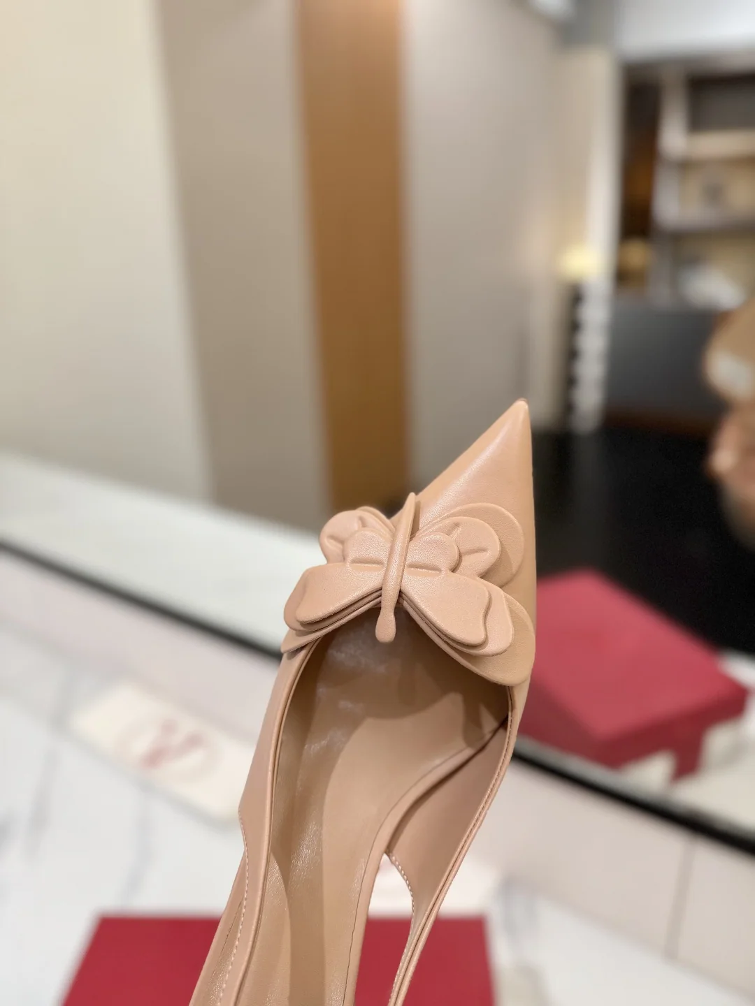발렌티노 나비 장식 뾰족 앞코 여성 하이힐 상세 이미지 6