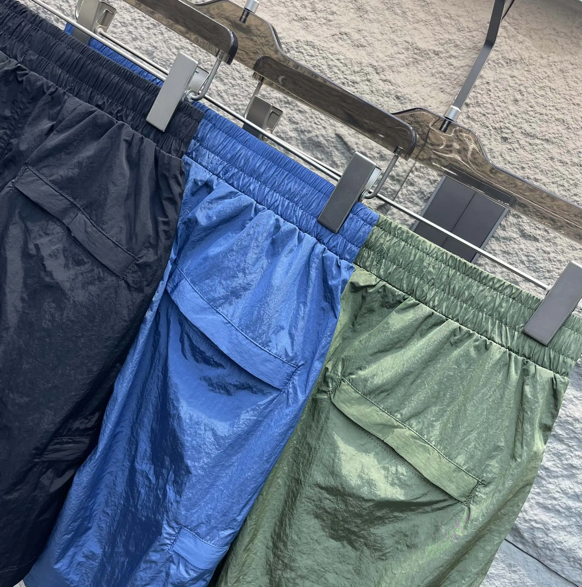 스톤아일랜드 경량 메탈릭 나일론 허리밴드 남성 반바지 상세 이미지 5