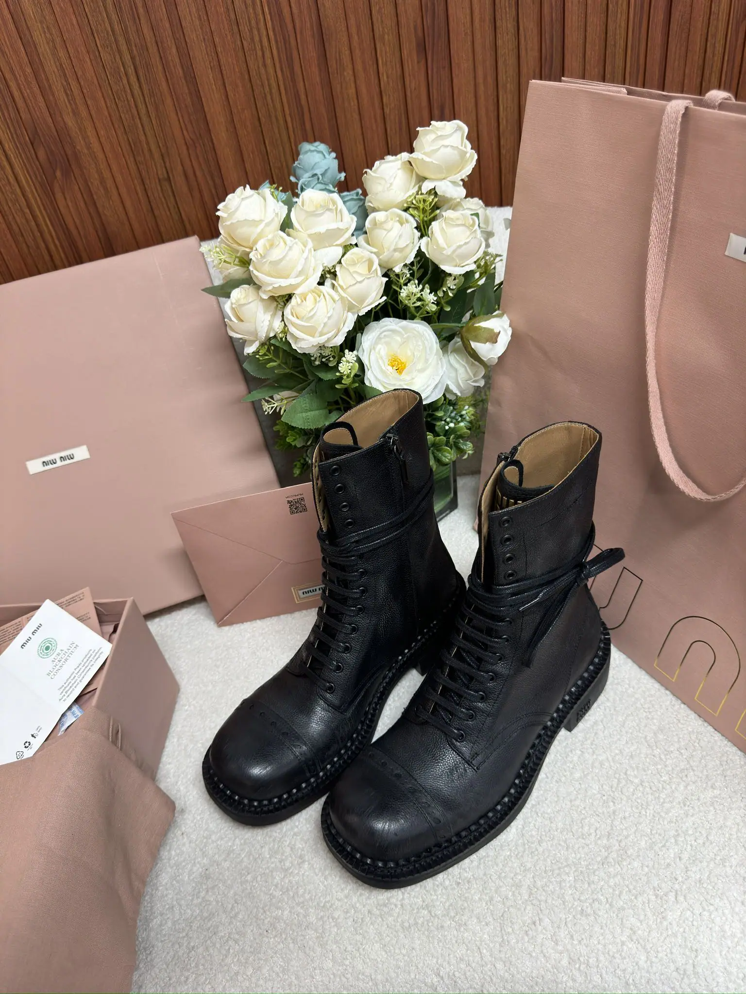 미우미우 레이스업 소가죽 앵클 부츠 상세 이미지 9