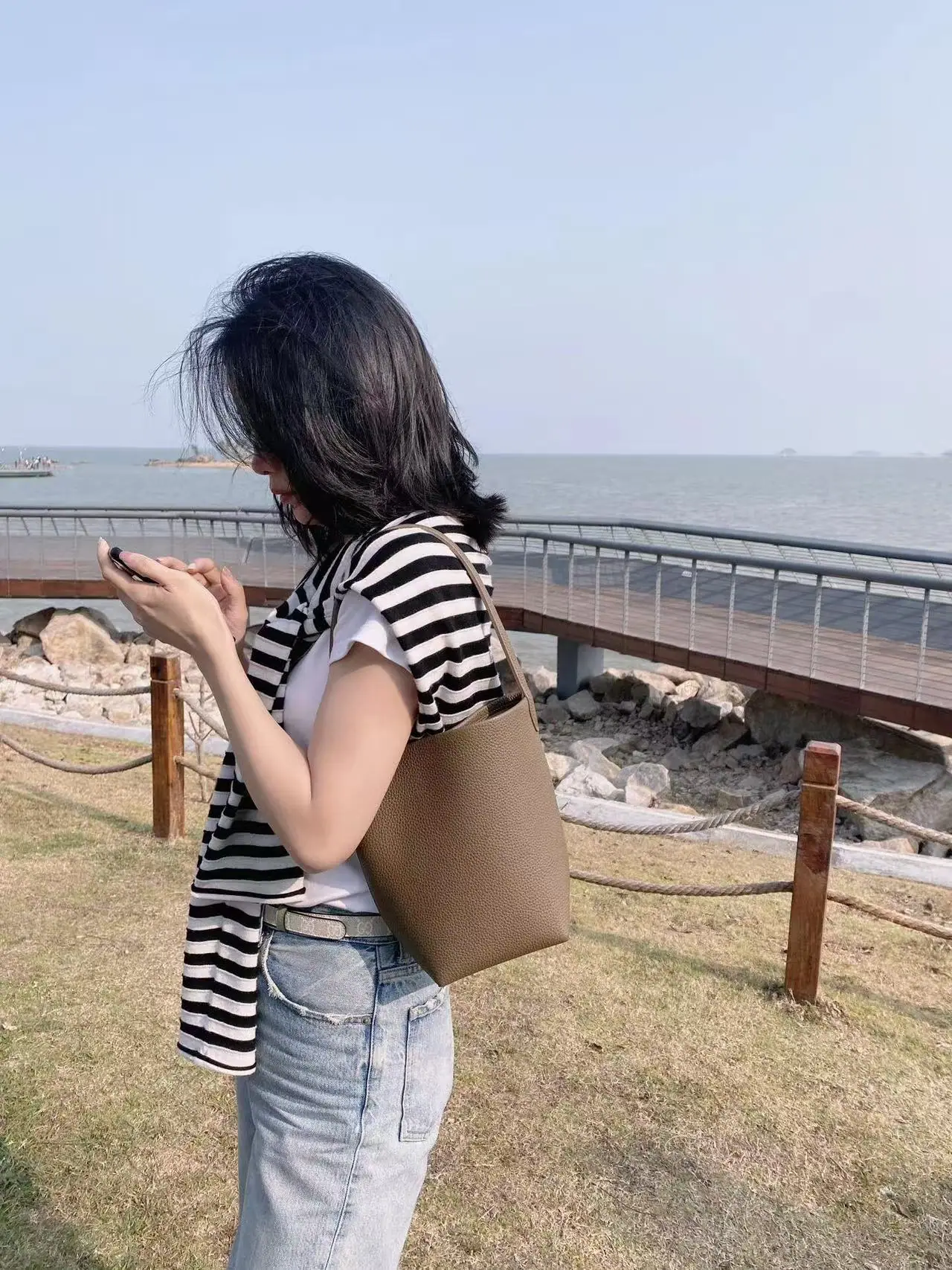 더로우 슬림 스몰 버킷백 상세 이미지 3