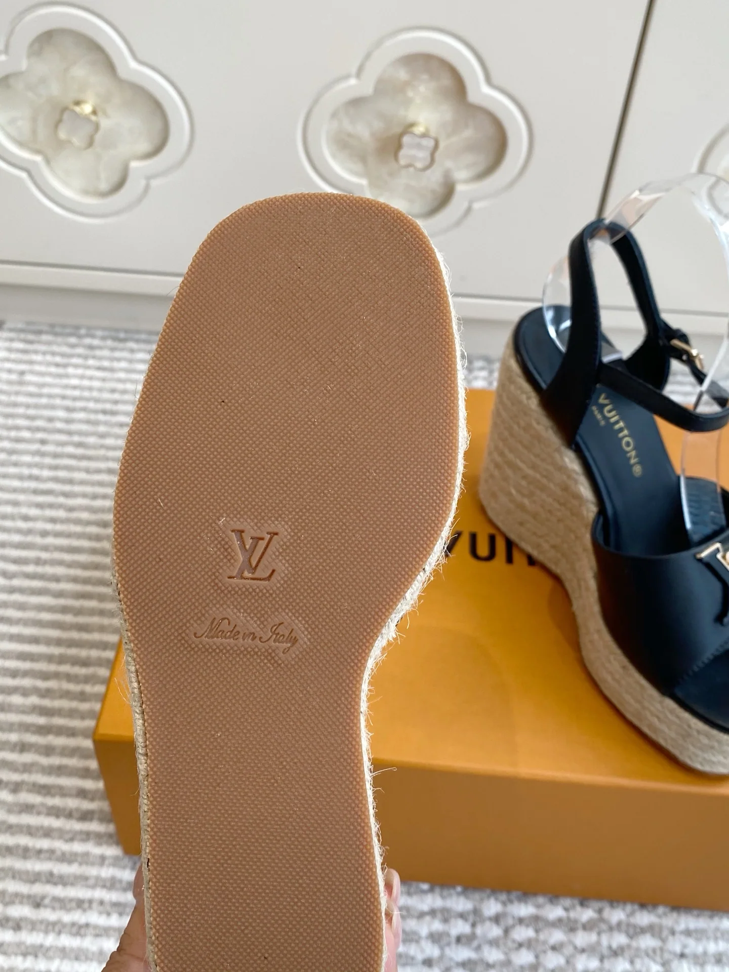 루이비통 LV 마레 V백 라피아 웨지 샌들 상세 이미지 9