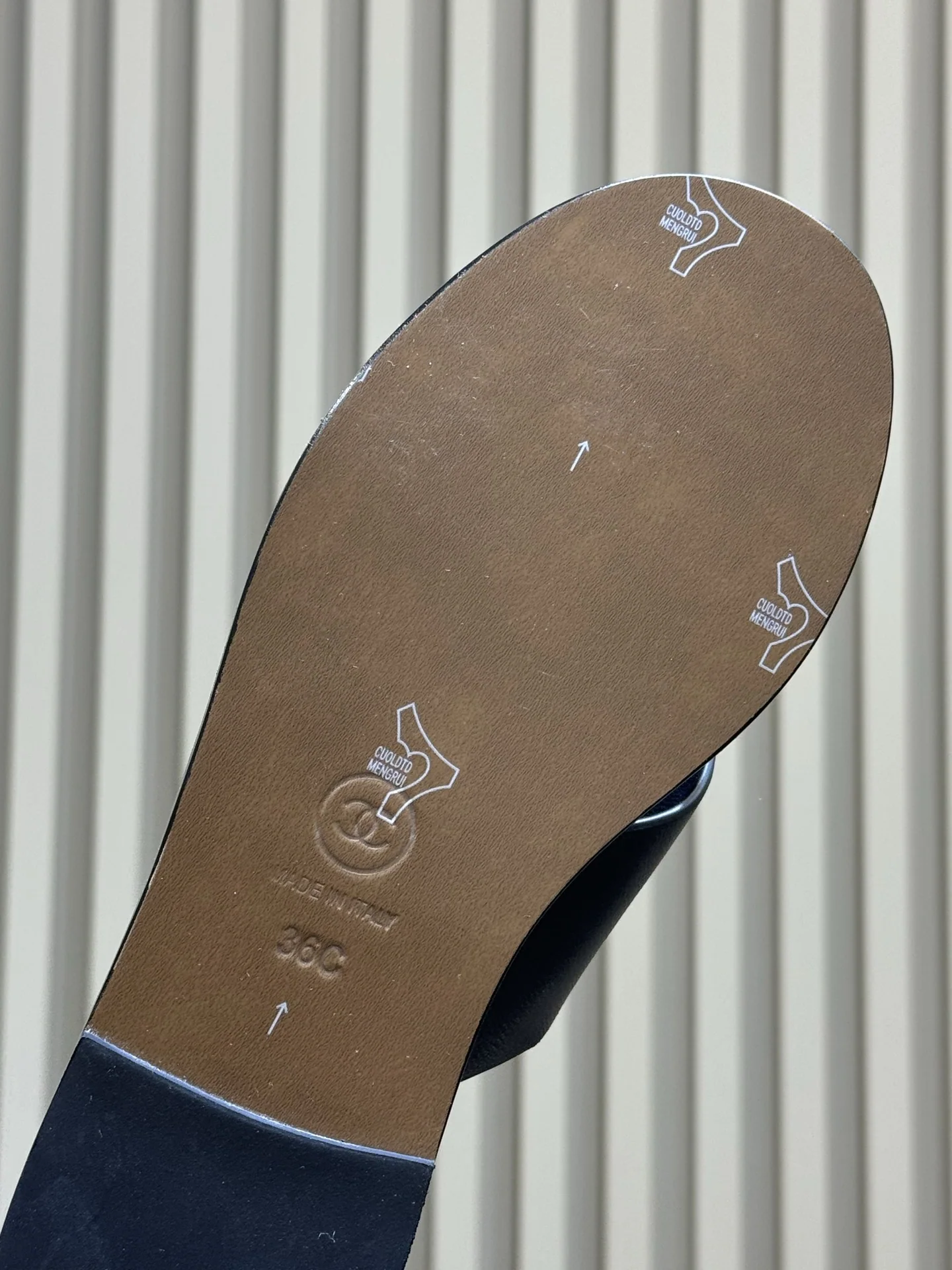 샤넬 26 c 메탈 체인 화이트 크로스오버 샌들 상세 이미지 6