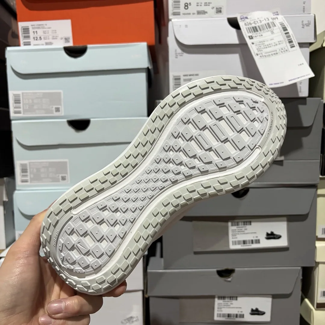 나이키 [GT] 보메로 플러스 HV8154-102 201497 Nike Vomero Plus Triple White 상세 이미지 7