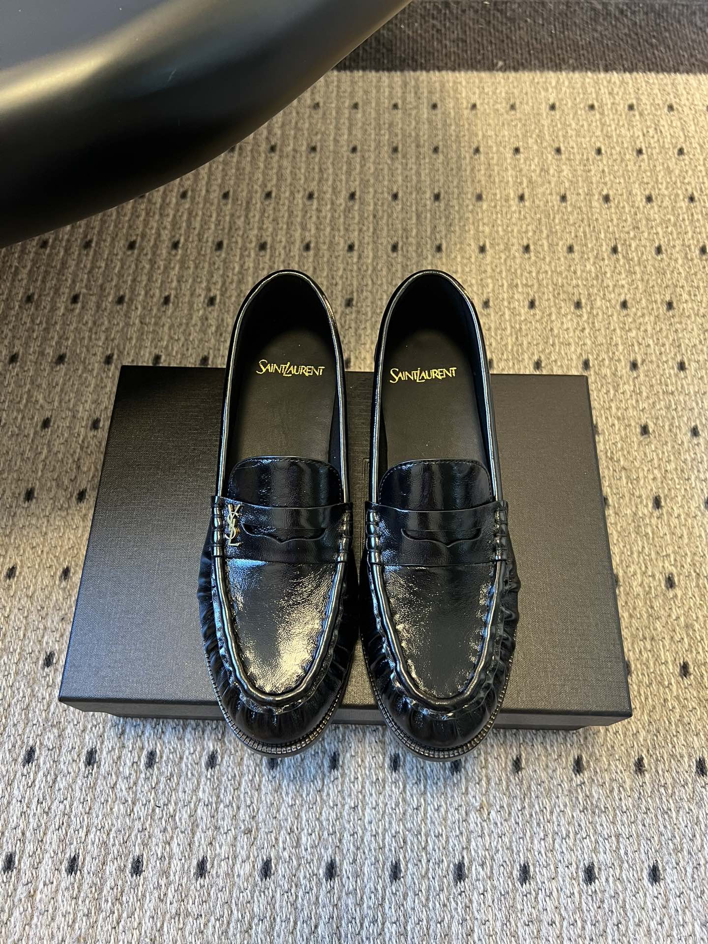 생로랑 YSL 메탈 로고 주름 로퍼 9378 상세 이미지 1