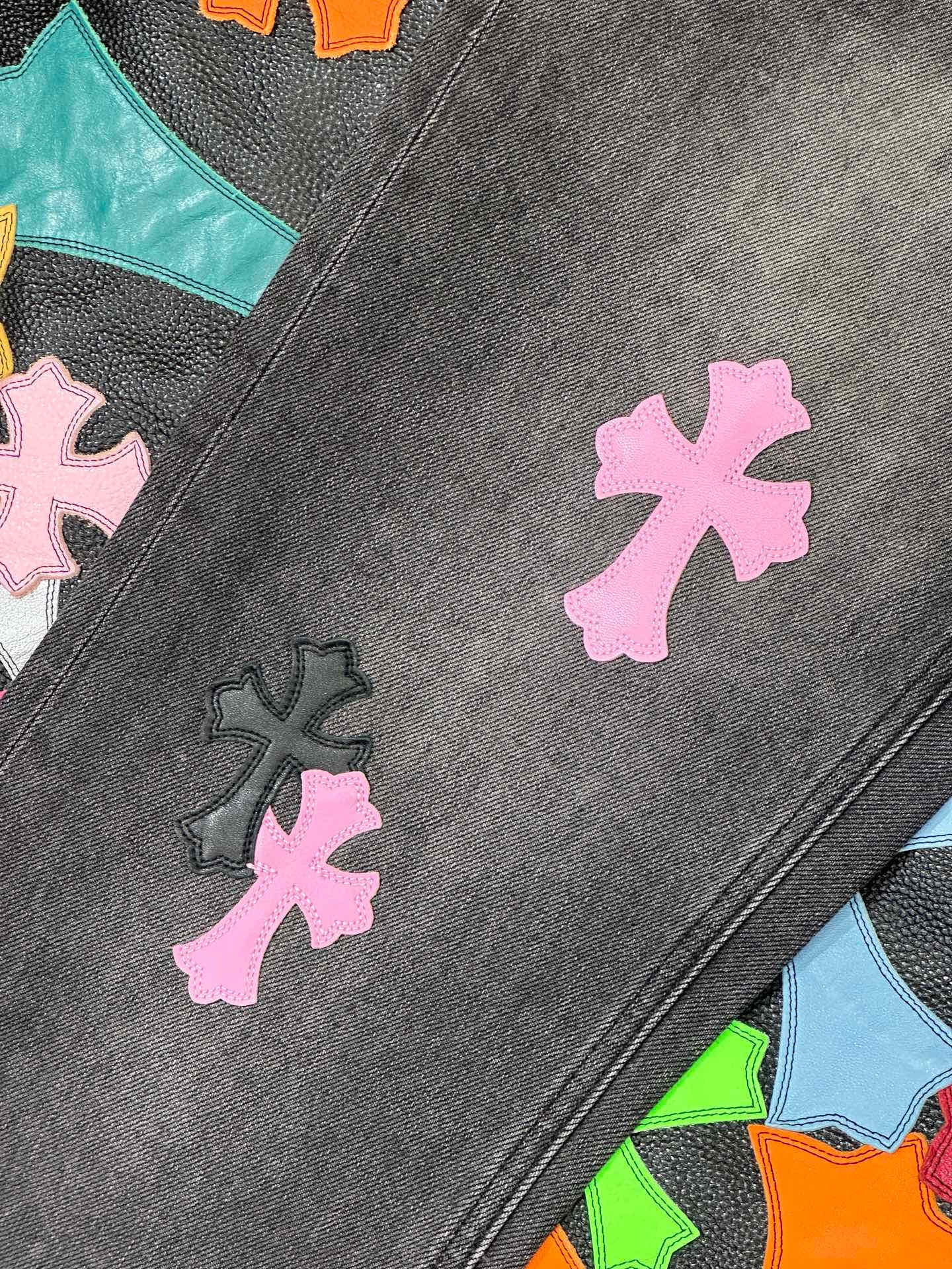 크롬하츠 산스크리트 문자 십자가 장식 남성 바지 상세 이미지 4
