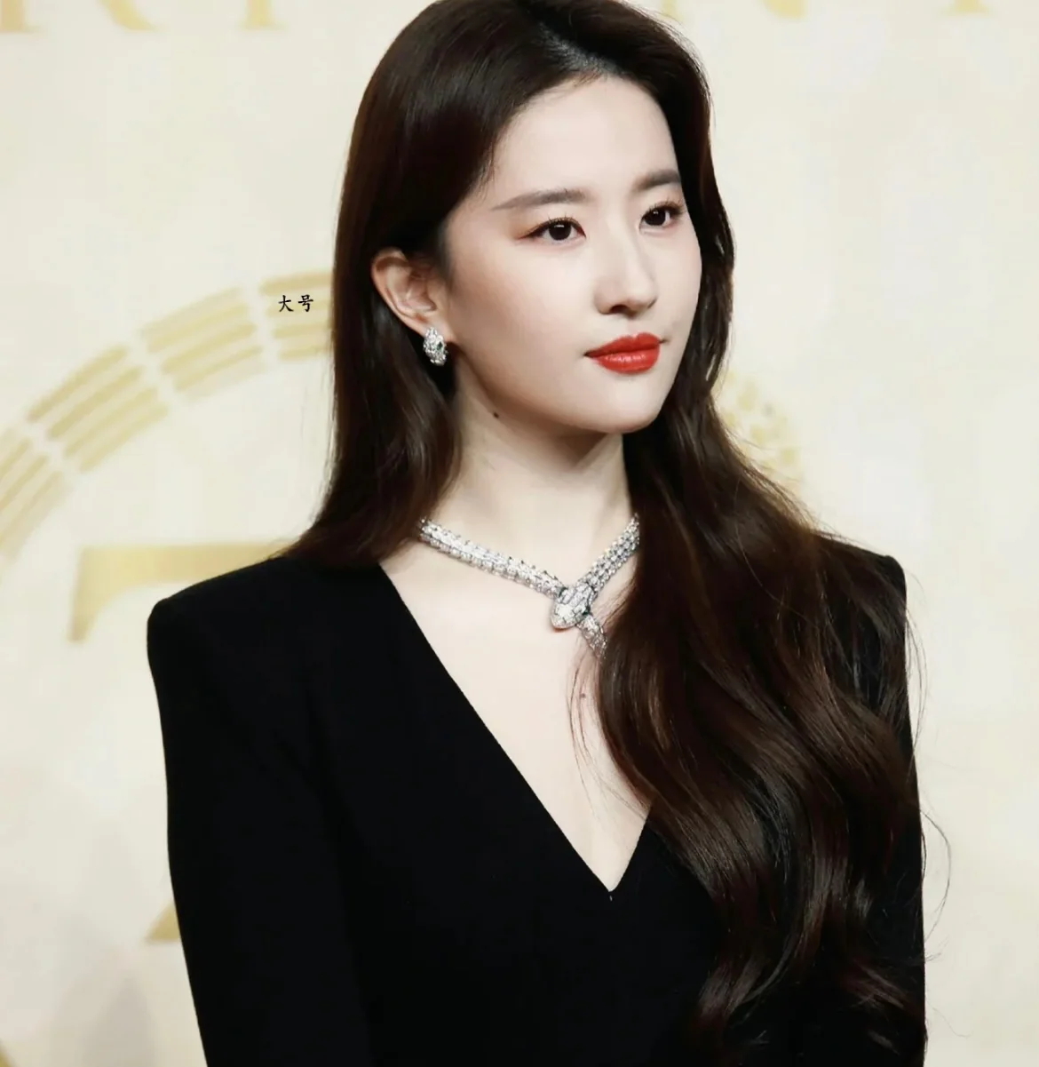 불가리 뱀 모티브 에메랄드 파베 다이아몬드 귀걸이 상세 이미지 2