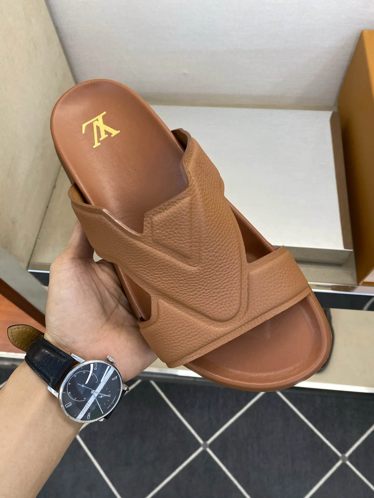 루이비통 L자형 엠보싱 남성 샌들 상세 이미지 4
