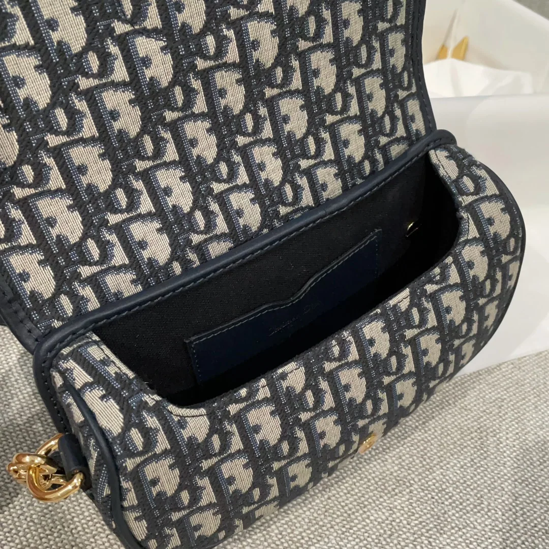 디올 크레센트 모노그램 미니 백 상세 이미지 3