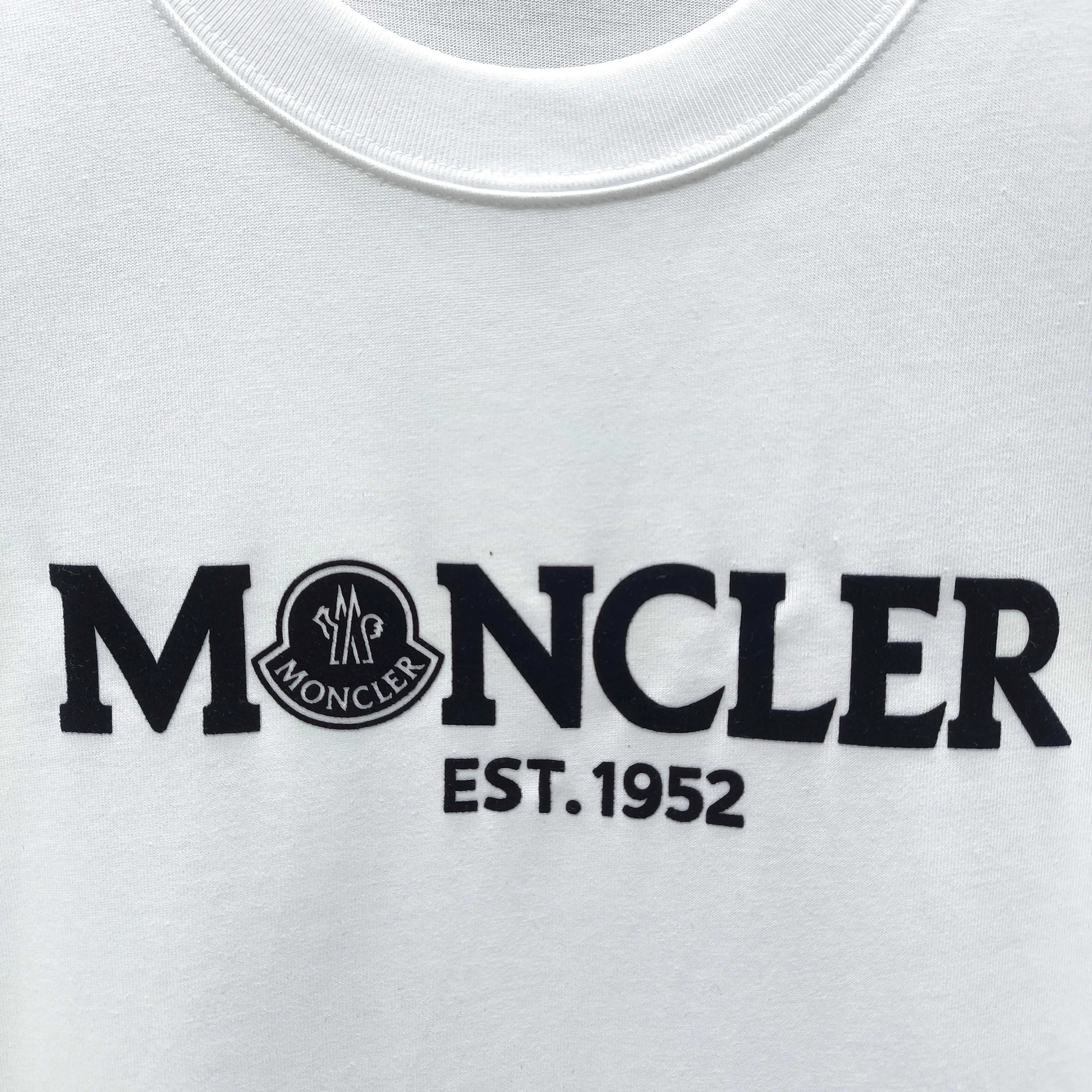 몽클레어 플로키 가공 레터 프린트 여성 반팔 티셔츠 상세 이미지 4