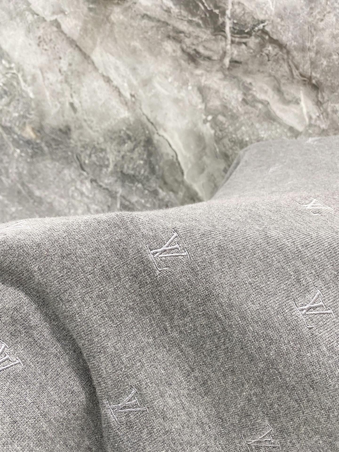 루이비통 엠보스 자카드 니트 크루넥 반팔 티셔츠 26 FW 상세 이미지 5