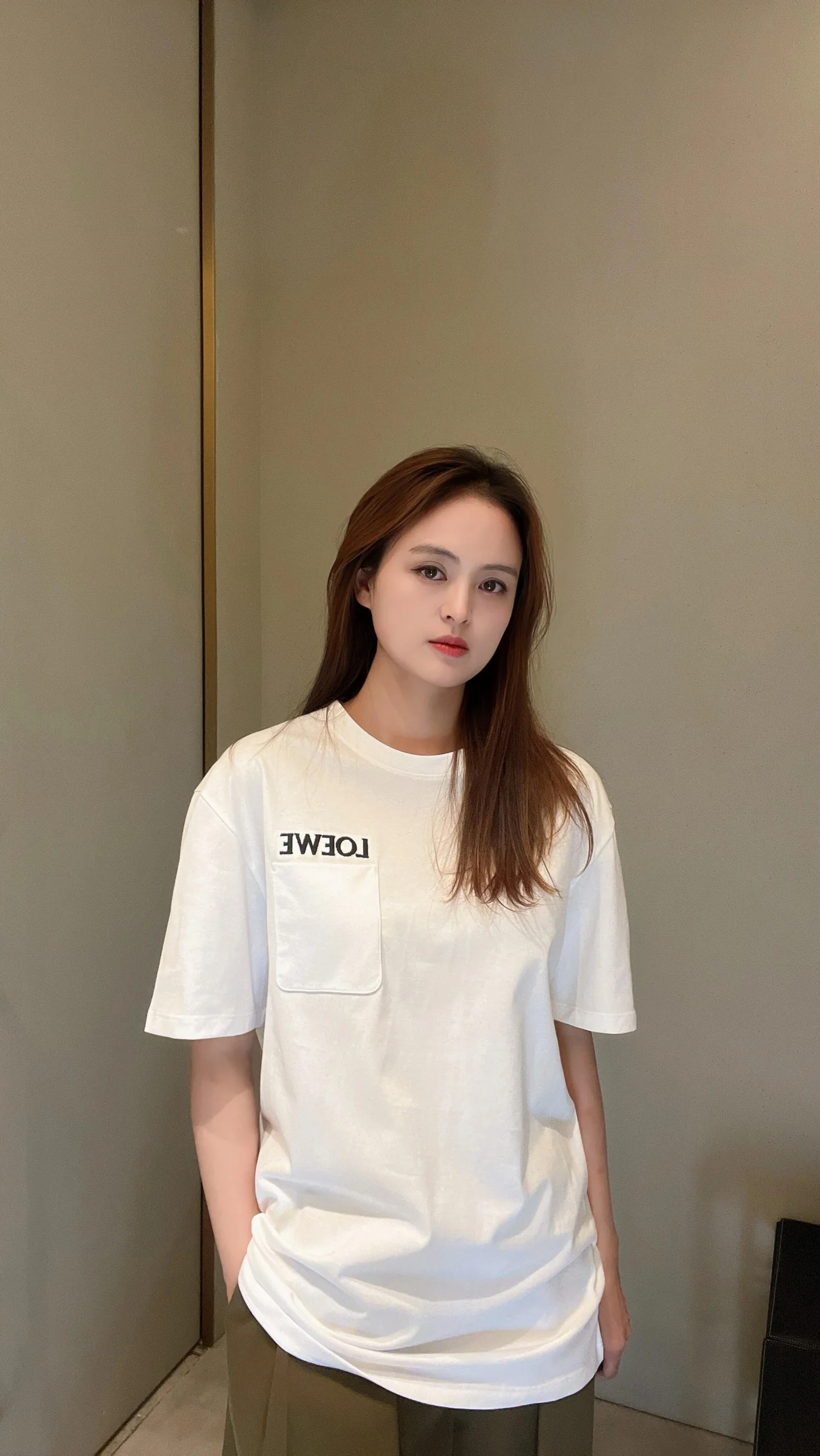 로에베 레터 자수 포켓 크루넥 반팔 티셔츠 26 SS 상세 이미지 2