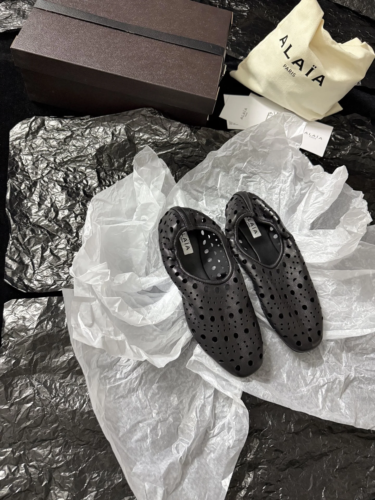알라이아 펀칭 스웨이드 로퍼 상세 이미지 1