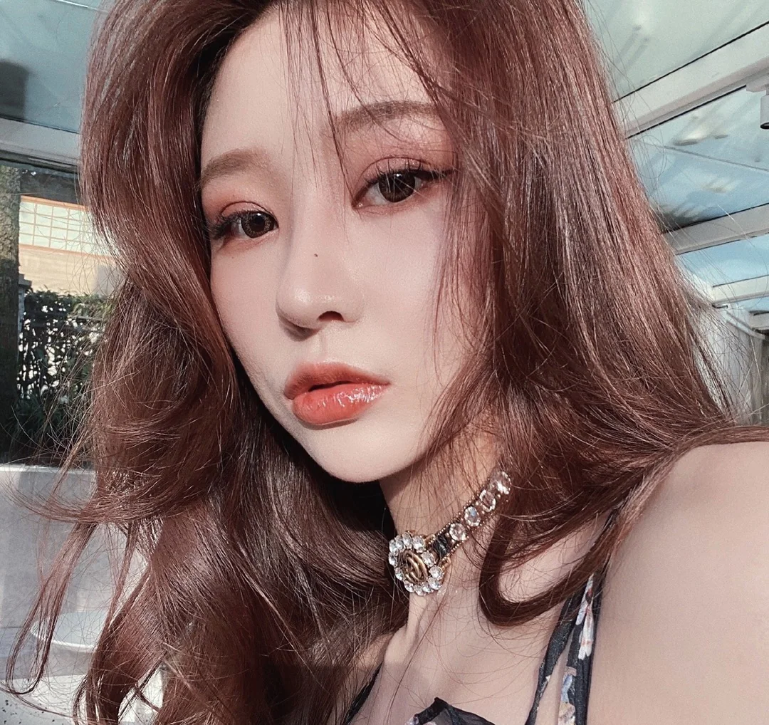 구찌 GG 레터 크리스탈 가죽 초커 목걸이 상세 이미지 5
