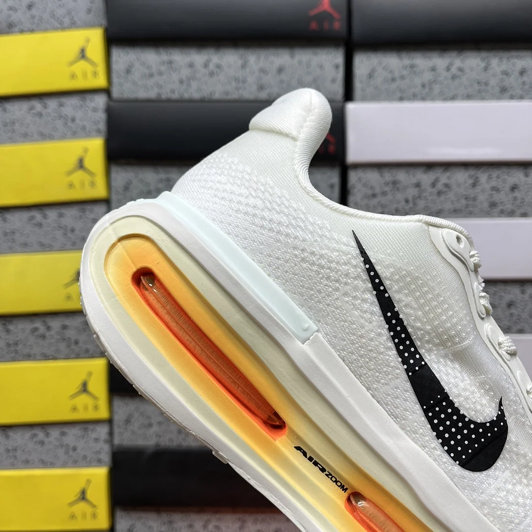 나이키 [CG] 보메로 프리미엄 IQ4035-100 201984 Nike Vomero Premium Sail Coconut Milk 상세 이미지 4