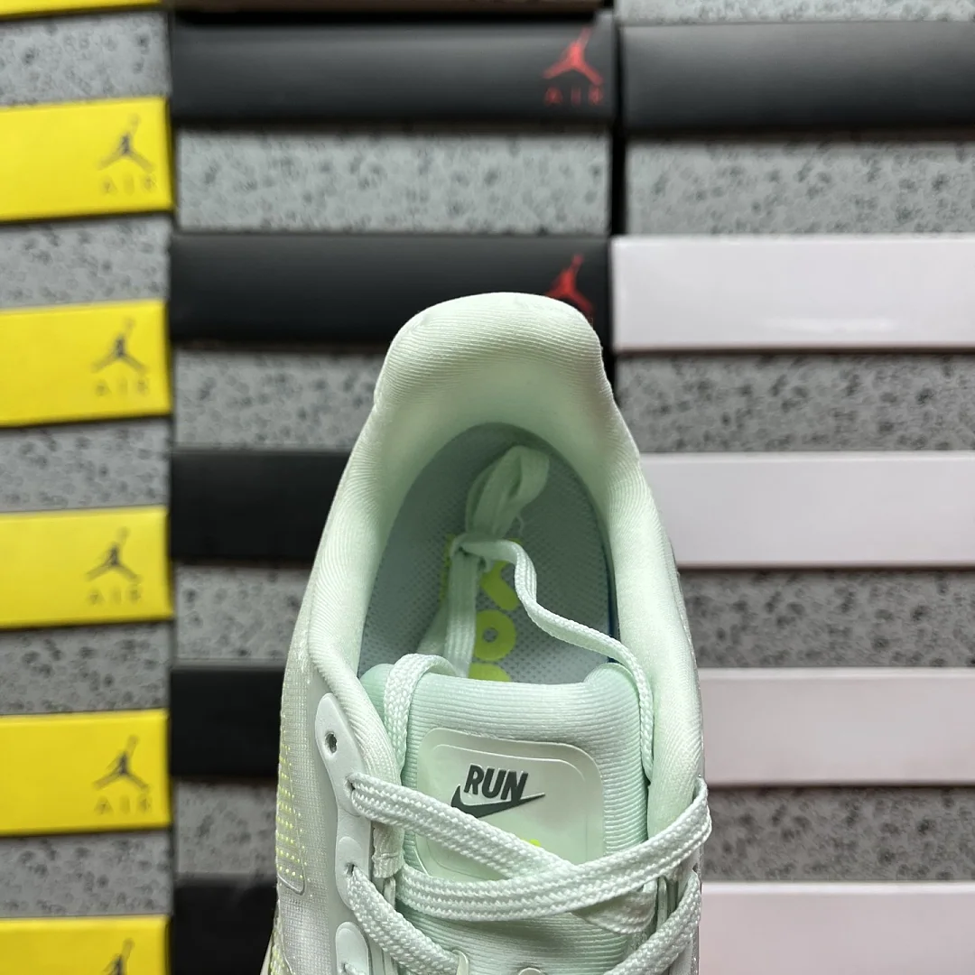 나이키 [CG] 보메로 프리미엄 HQ2050-300 201978 Nike Vomero Premium Barely Volt 상세 이미지 6