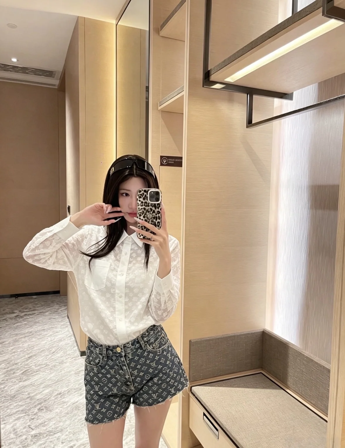 루이비통 벨벳 자카드 드롭숄더 여성 셔츠 상세 이미지 9