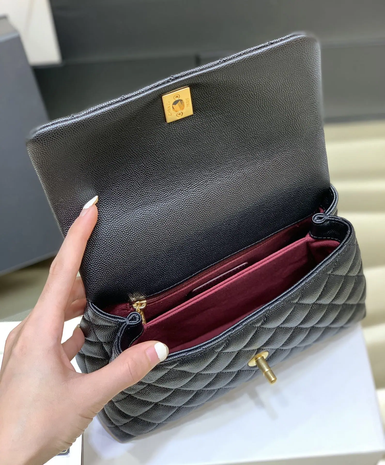 샤넬 코코 클래식 핸들 가죽 가방 A92993 상세 이미지 7