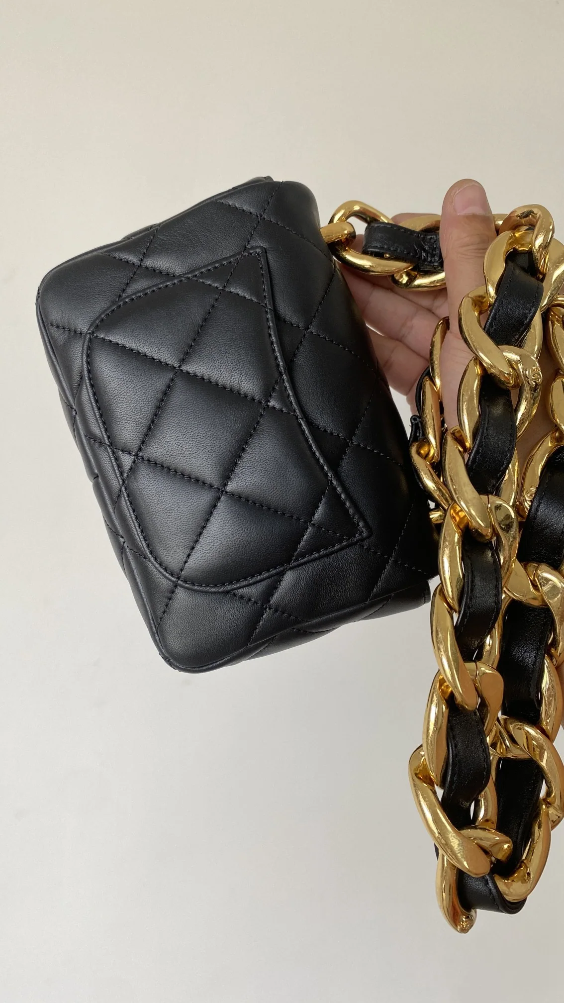 샤넬 청키 체인 미니 숄더백 Lambskin 가방 상세 이미지 5