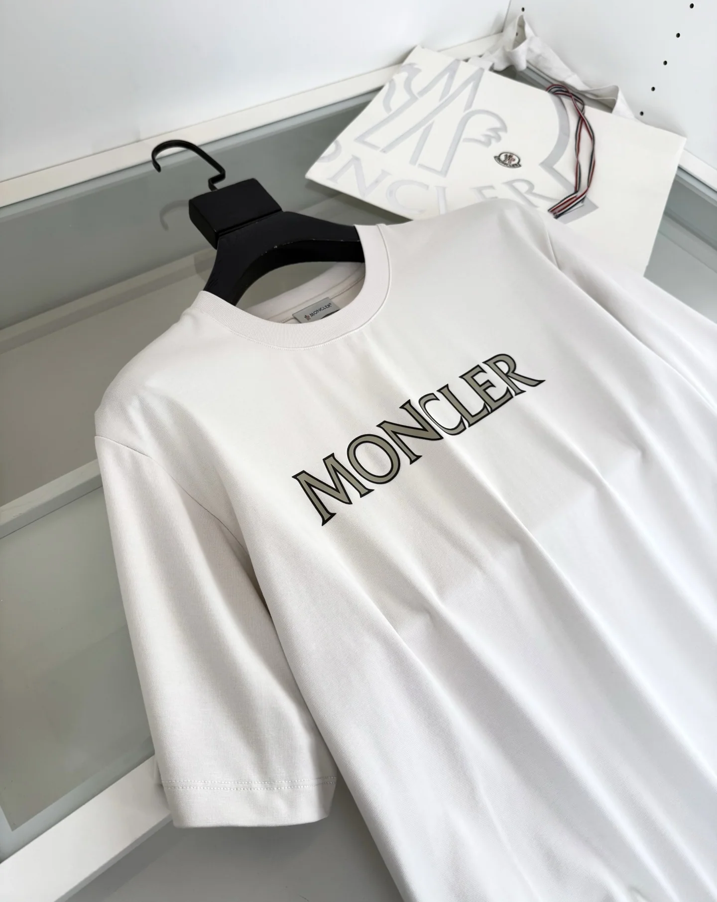 몽클레어 여성 로고 크루넥 반팔 티셔츠 상세 이미지 3
