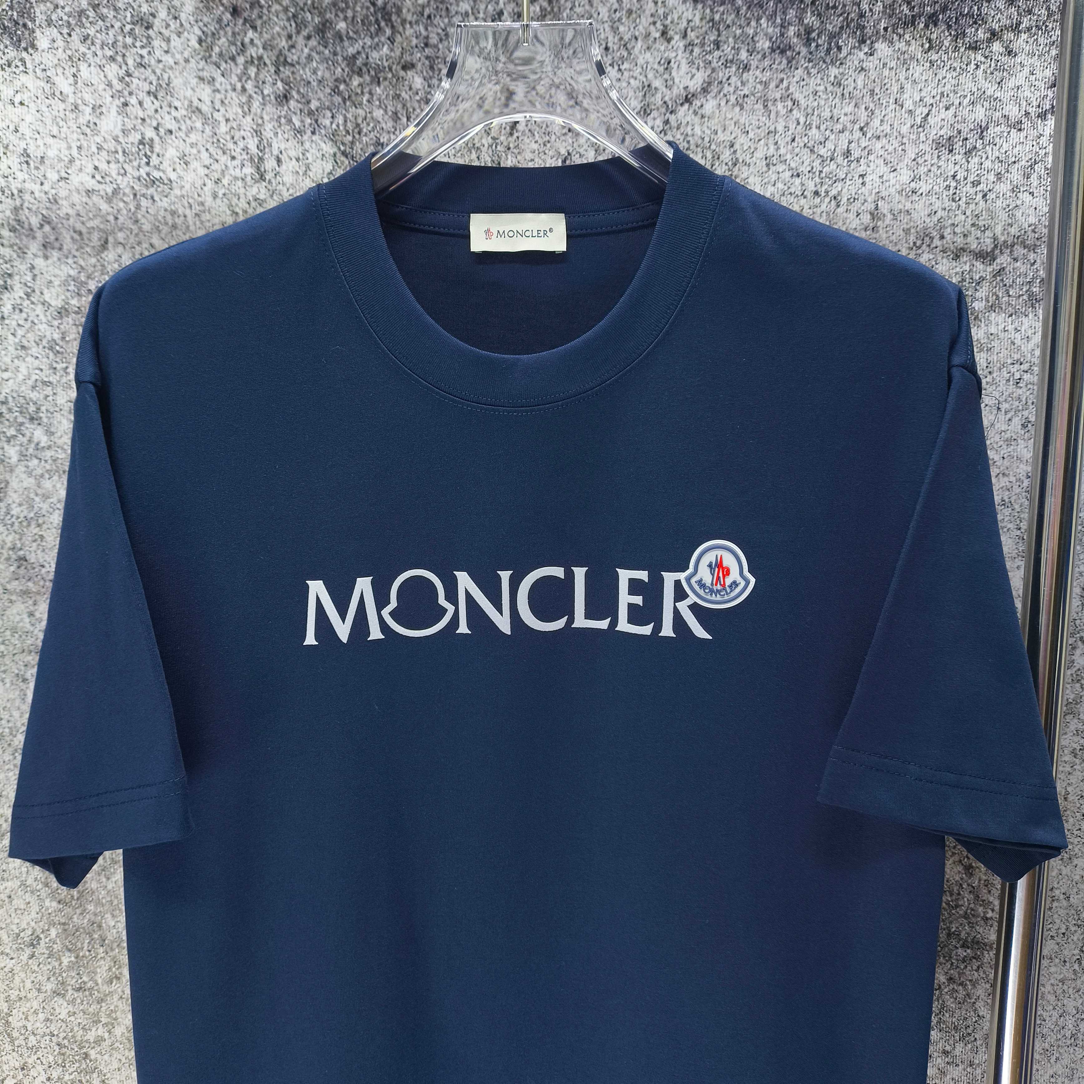 몽클레어 플로키 가공 실리콘 패치 여성 반팔 티셔츠 상세 이미지 3