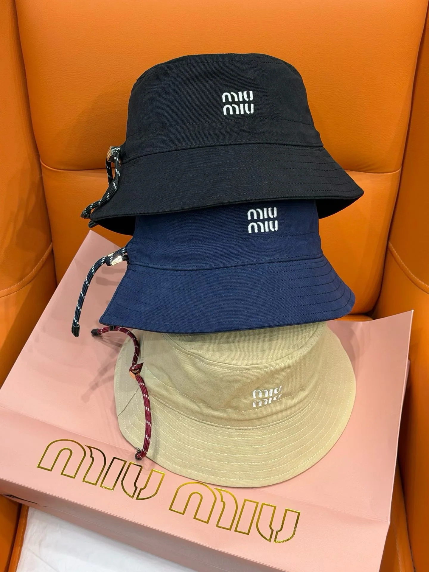 미우미우 자수 주머니형 어부 모자 상세 이미지 3