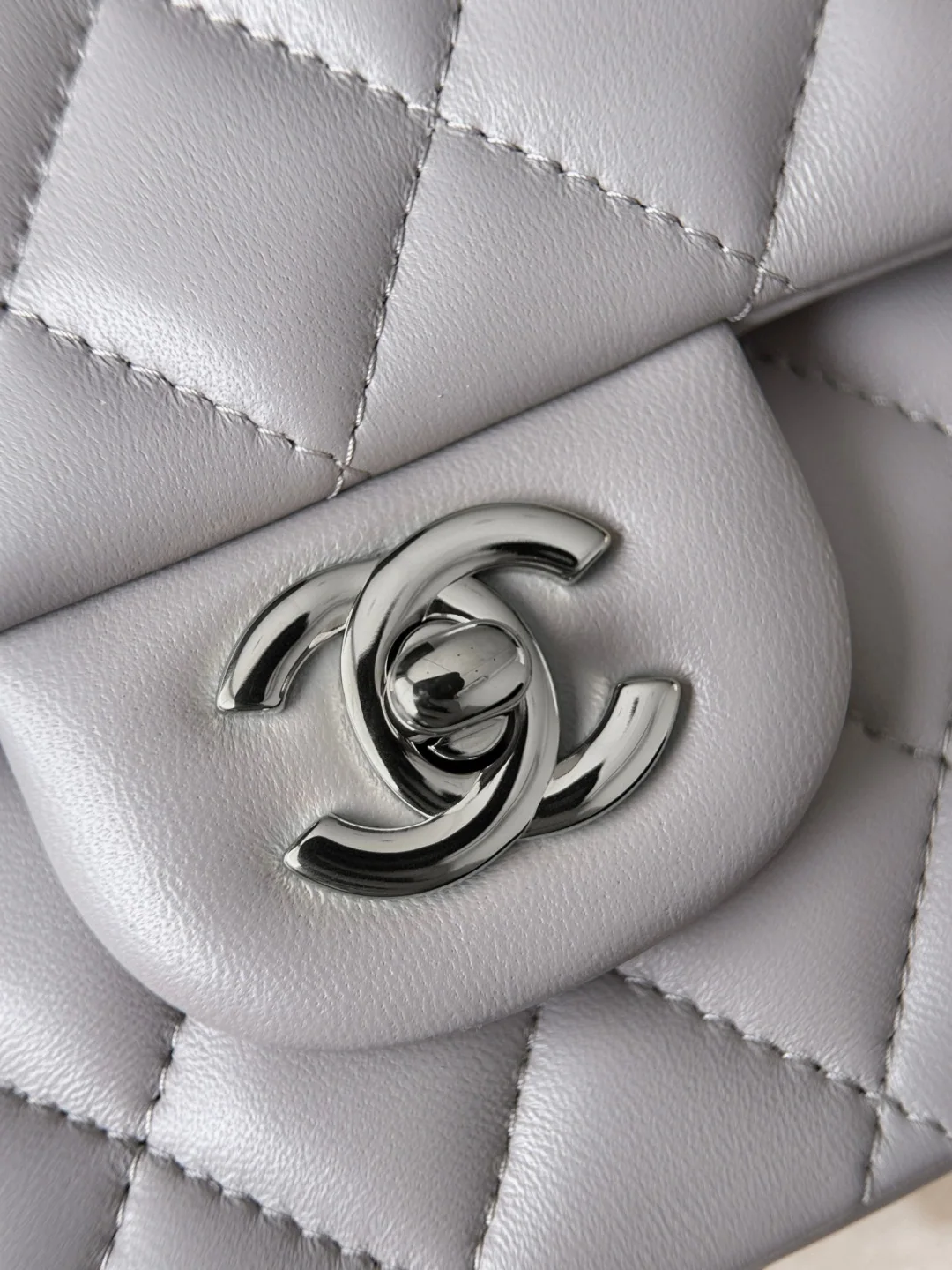 샤넬 도브 그레이 양가죽 은장 가방 상세 이미지 2