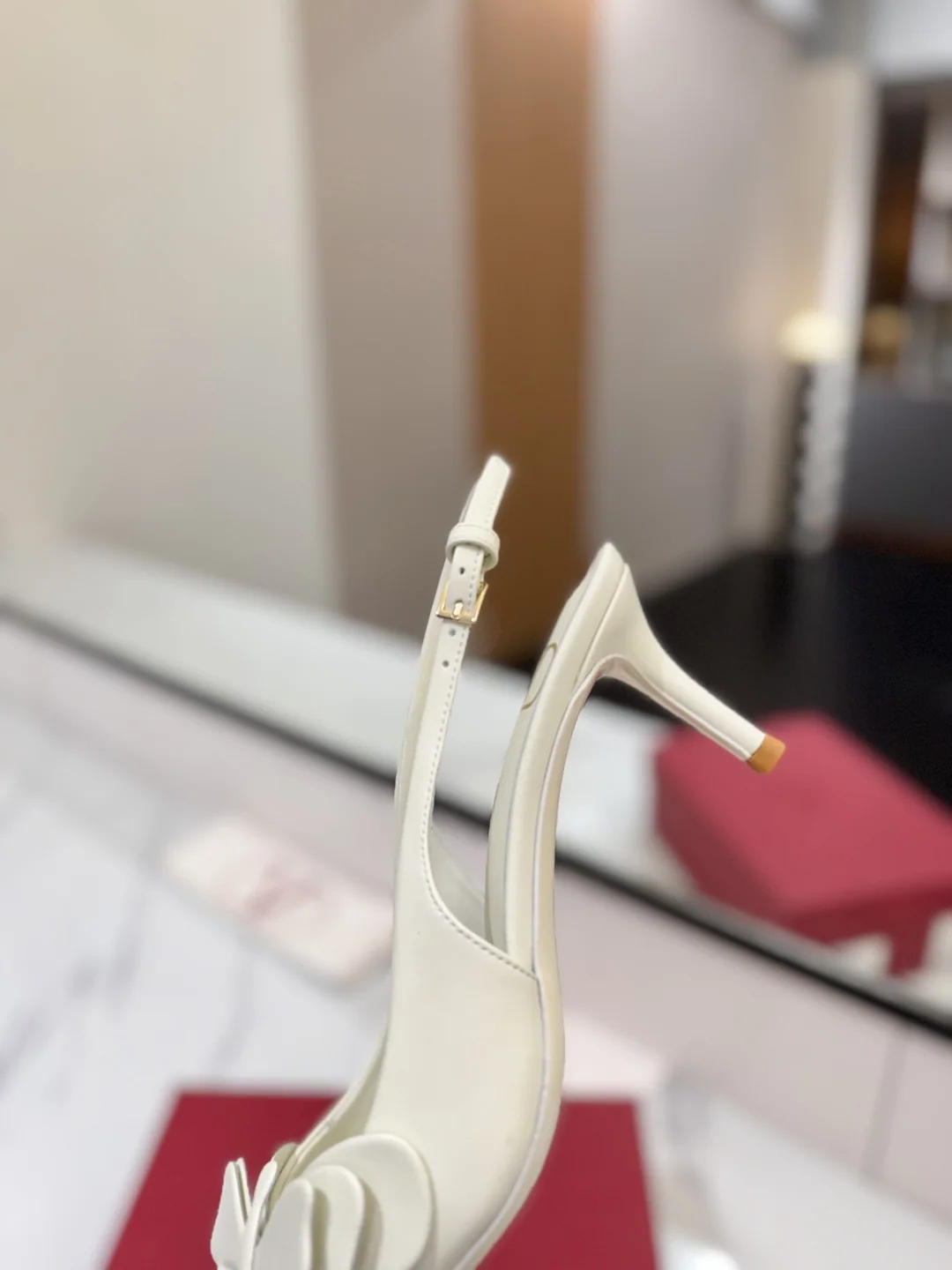 발렌티노 나비 장식 뾰족 앞코 하이힐 상세 이미지 8