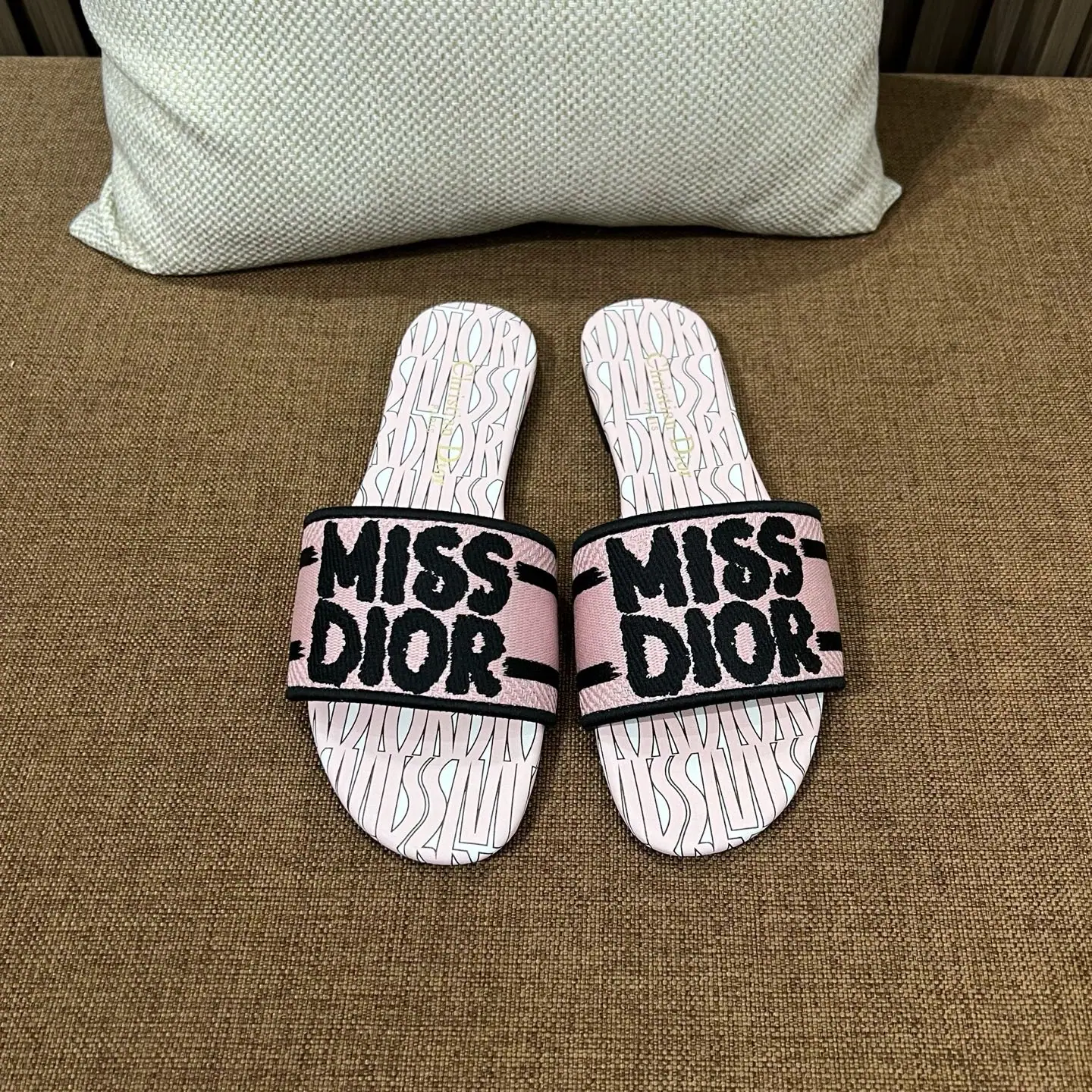 디올 자수 캔버스 샌들 상세 이미지 3