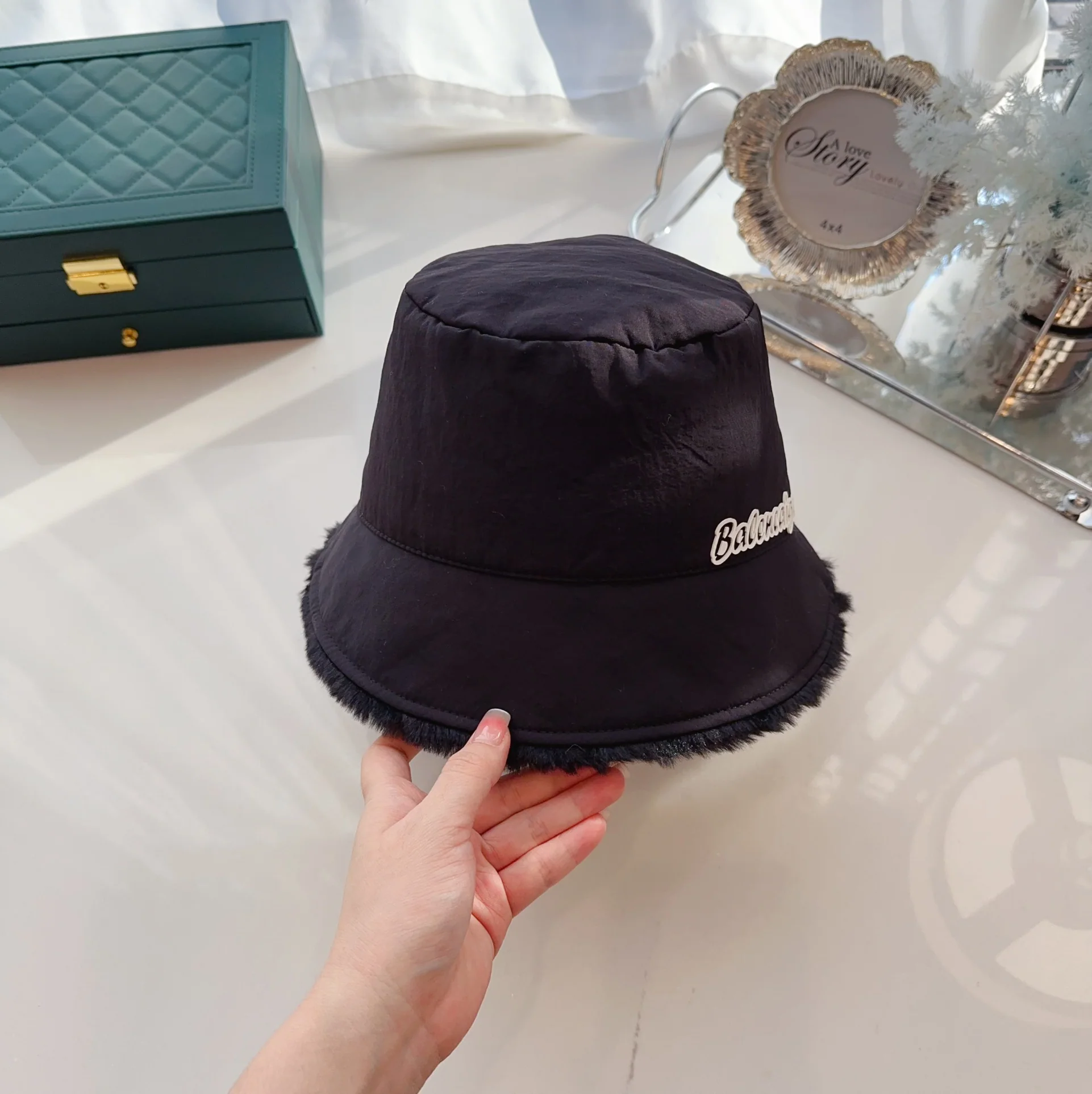 발렌시아가 토끼 모피 버킷 햇 상세 이미지 4