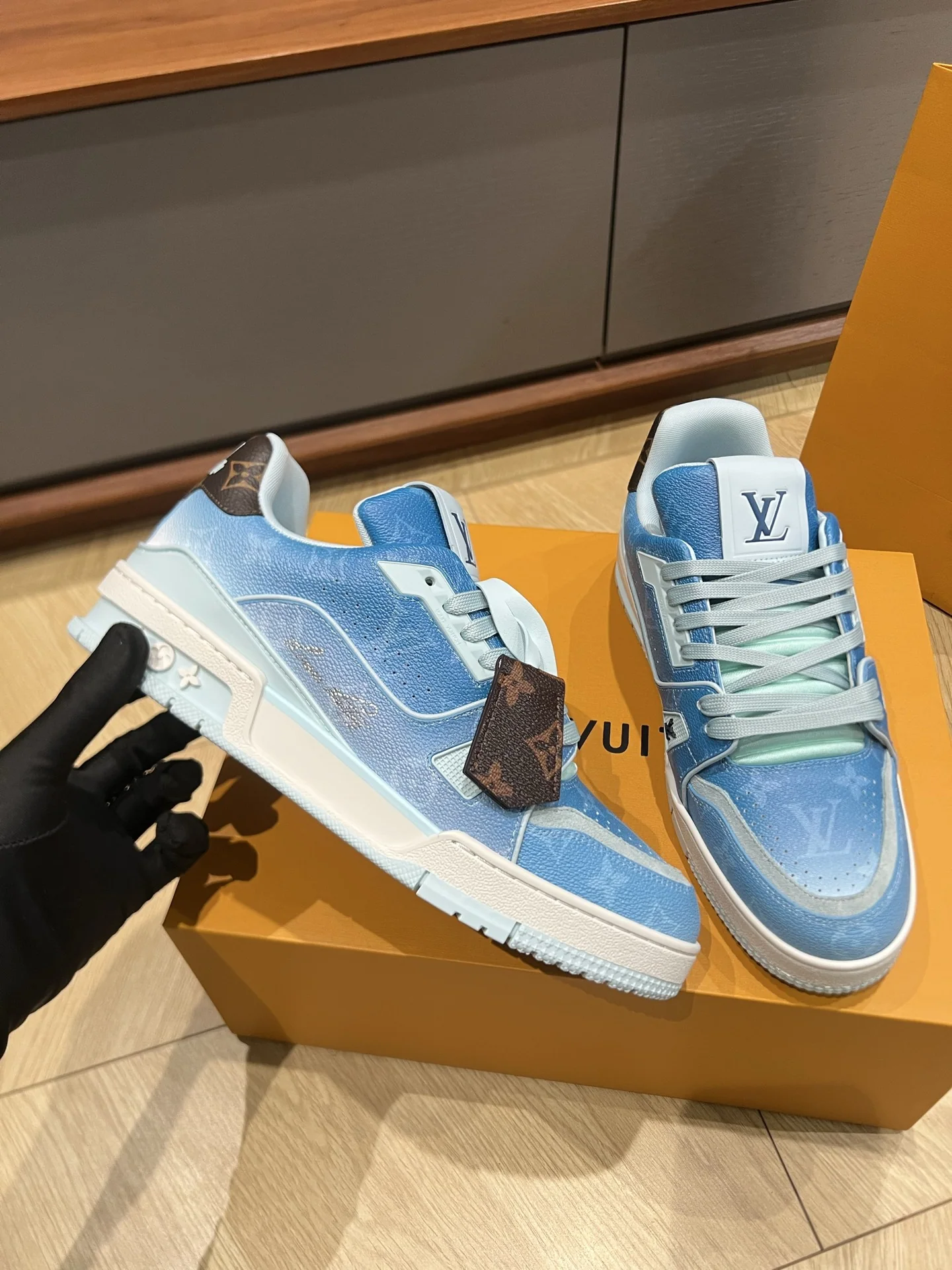 루이비통 LV 26 데님 트레이너 신발 상세 이미지 4