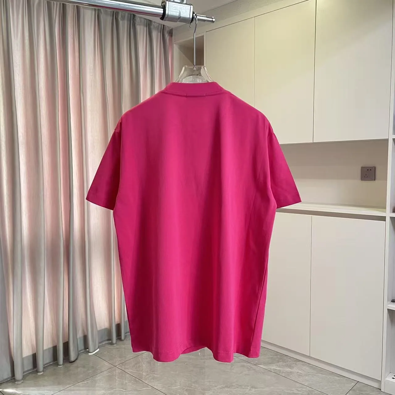 로에베 3D 실리콘 레터 로고 반팔 티셔츠 상세 이미지 7
