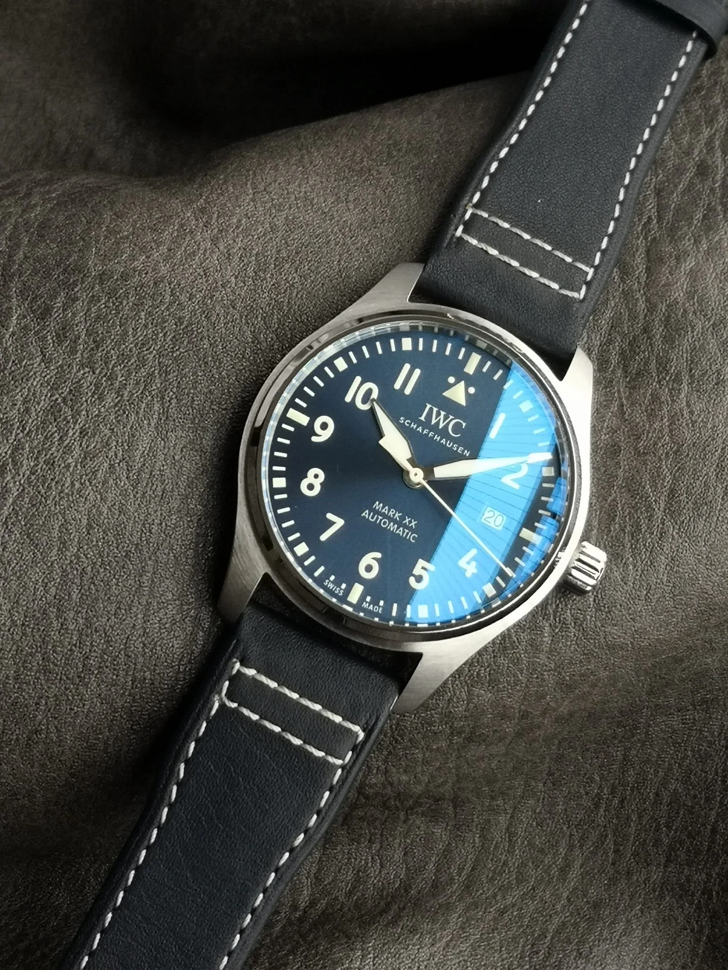 IWC 마크 XX 파일럿 시계 블랙 다이얼 사파이어 글라스 상세 이미지 3