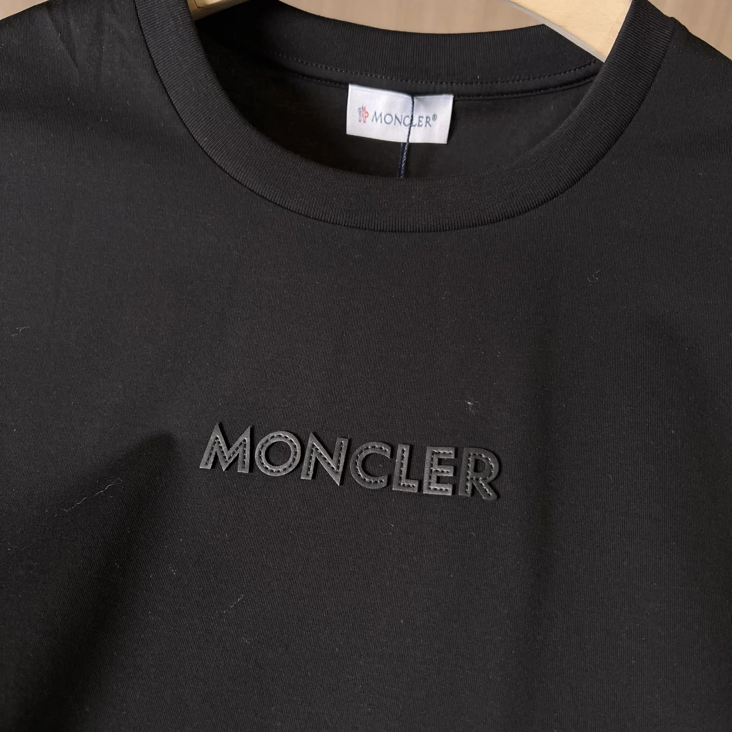 몽클레어 가죽 레터 자수 로고 반팔 티셔츠 상세 이미지 8