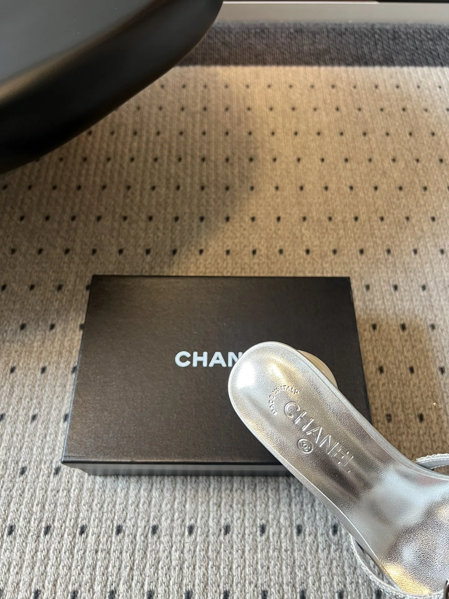 샤넬 진주 장식 카멜리아 버클 스트랩 샌들 상세 이미지 8